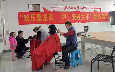 免費理發(fā)進公司 工會服務暖人心